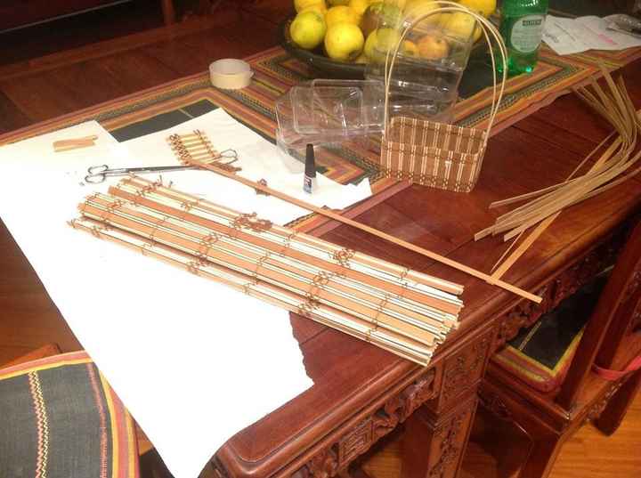 fatto di vaschette FERRERO + tenda;=)