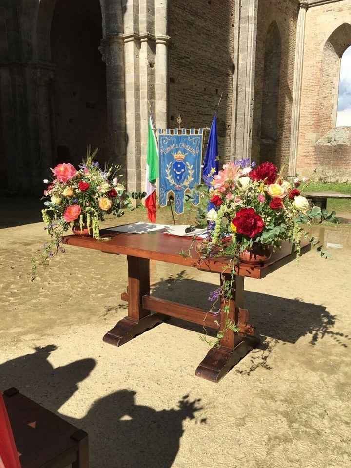 Altare decorato con le composizioni