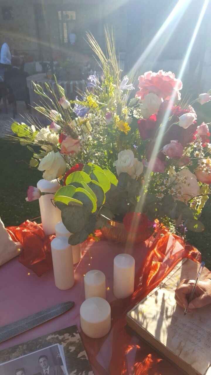 Fiori sul tavolo all'ingresso