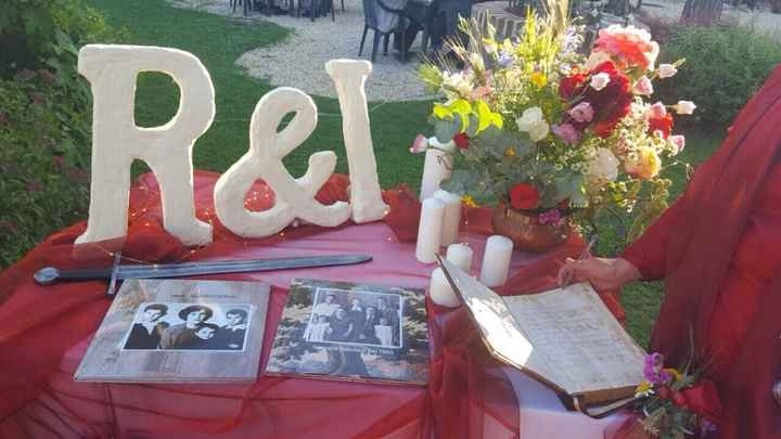 Tavolo all'ingresso con libro degli ospiti e album delle due famiglie