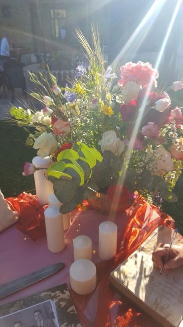 Fiori sul tavolo all'ingresso