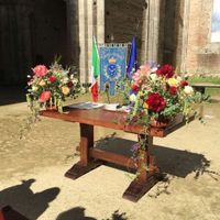 Altare decorato con le composizioni