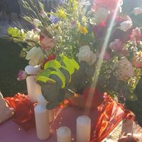 Fiori sul tavolo all'ingresso