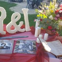 Tavolo all'ingresso con libro degli ospiti e album delle due famiglie