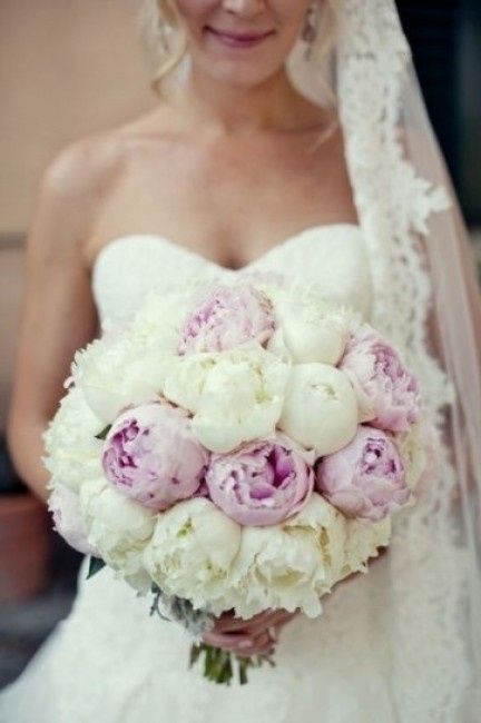 Club della sposa con il bouquet color pastello: - 1