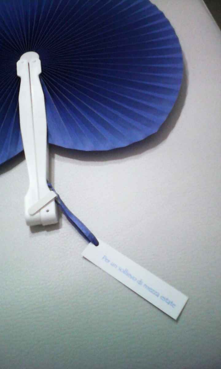 ventaglio blu con piccolo cartoncino legato