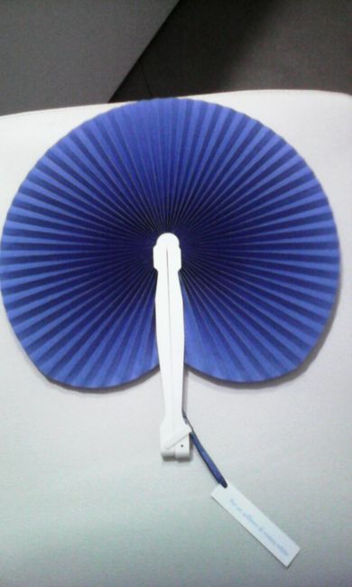 ventaglio blu con piccolo cartoncino legato