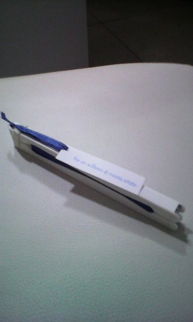 ventaglio blu con piccolo cartoncino legato