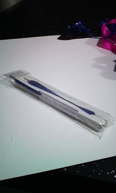 ventaglio blu con piccolo cartoncino legato
