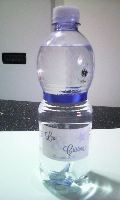 bottiglietta d'acqua con etichetta personalizzata
