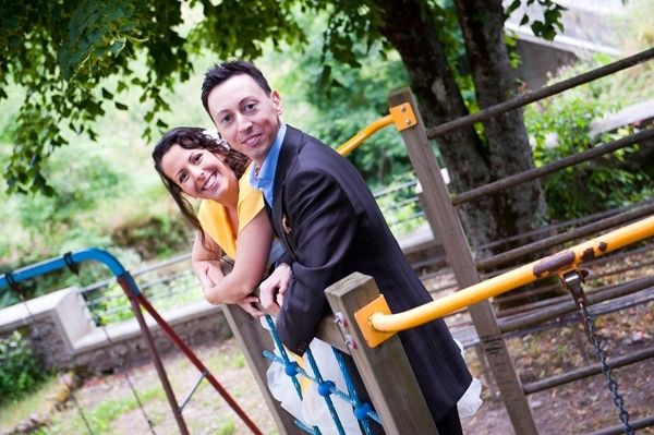 come due bambini, sui giochi!