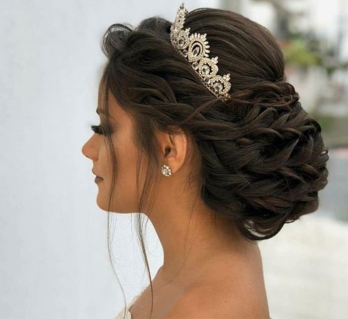 Pettinature alte per capelli lunghi💆🏼‍♀️ 7