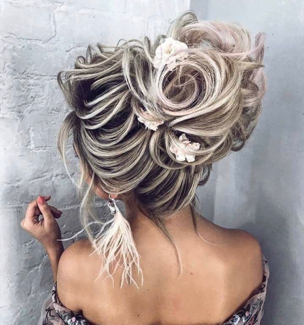 Pettinature alte per capelli lunghi💆🏼‍♀️ 10
