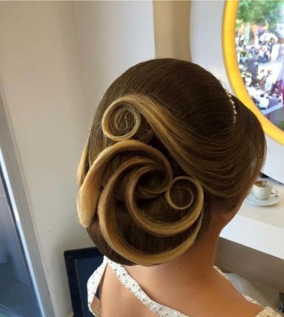 Pettinature alte per capelli lunghi💆🏼‍♀️ 12