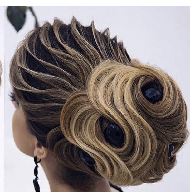 Pettinature alte per capelli lunghi💆🏼‍♀️ 13