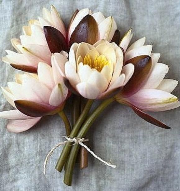 Bouquet fiori di loto allestimento con ninfee - 1