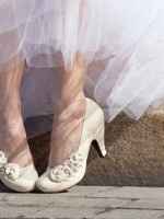 Sapete la marca di queste scarpe? - 1