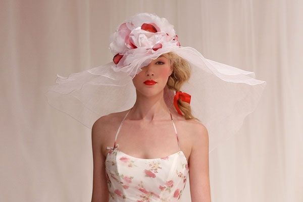 sposa con cappello e treccia