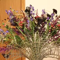 Composizione floreale per il tavolo della confettata