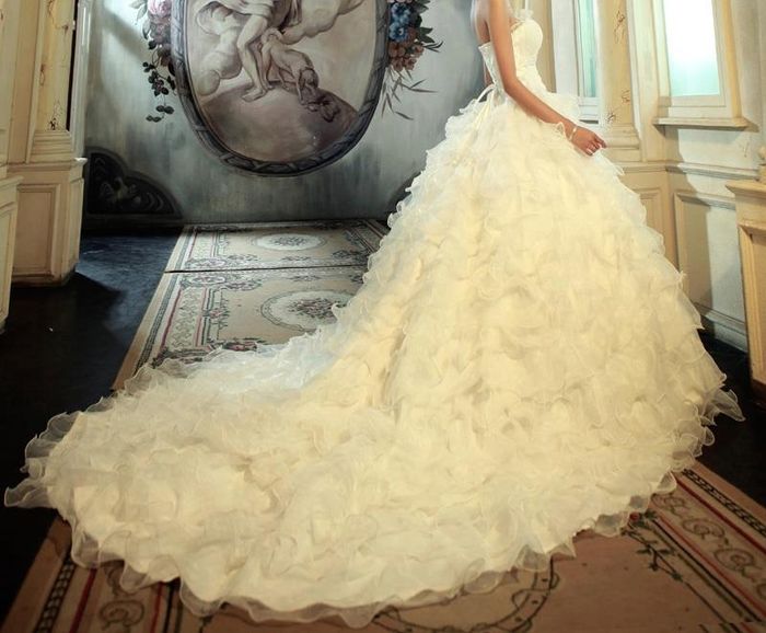 Vestito da sposa con strascico