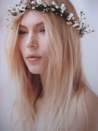 Acconciatura sposa fiori freschi