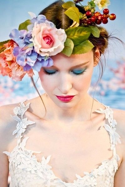 Acconciatura sposa fiori frutta
