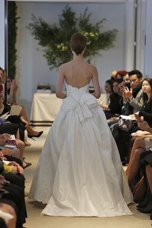 Abiti da sposa con fiocchi