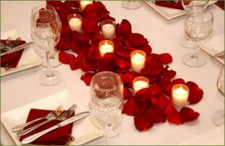 Candele e petali per decorare i tavoli del ricevimento di matrimonio