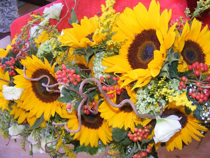 Centrotavola di girasoli e bacche