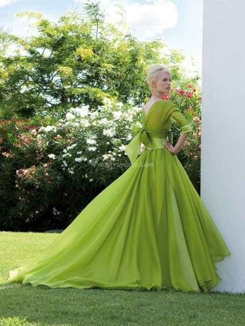 https://www.matrimonio.com/abiti-sposa/elisabetta-polignano/look-39-mare--v16384