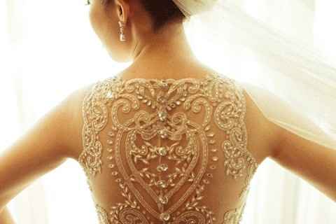 Vestiti sposa schiena protagonista