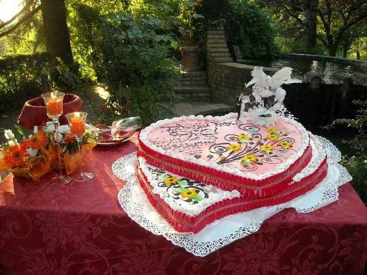 Torta nuziale a forma di cuore