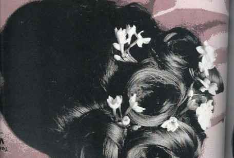 Acconciatura sposa con fiori freschi