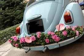 Auto matrimonio con rose rosa