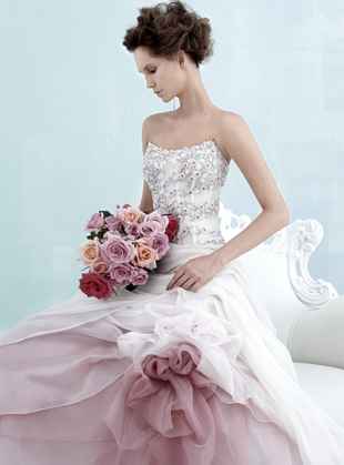 Abito da sposa con rosa