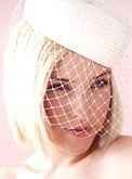 Acconciatura sposa capelli corti cappello
