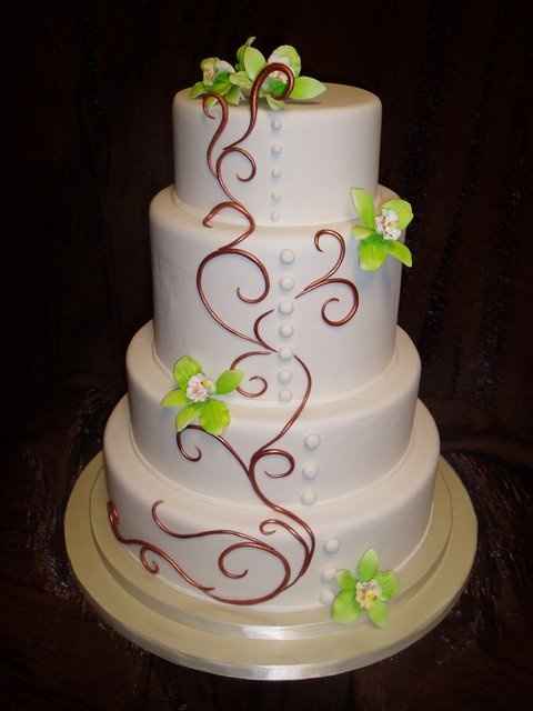 Torta nuziale bianca verde rosa