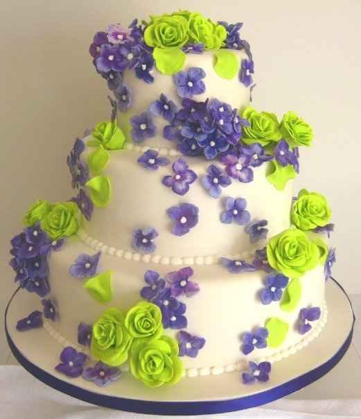 Torta nuziale bianca verde viola