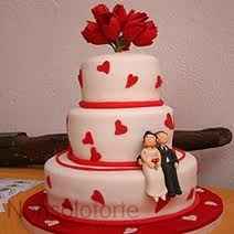 Torta nuziale a tre piani decorata da cuori