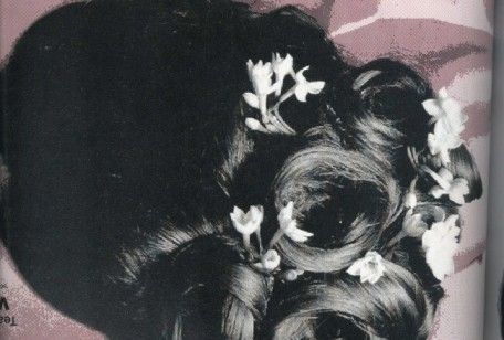 Acconciatura sposa con fiori freschi