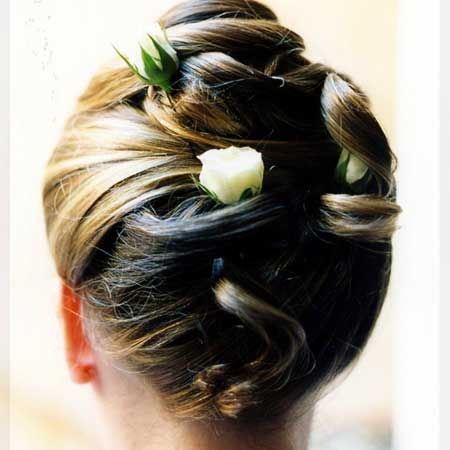 Acconciatura sposa con fiori freschi