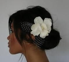 Acconciatura sposa capelli lisci con fiore