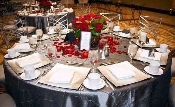 Tavolo matrimonio argento rosso