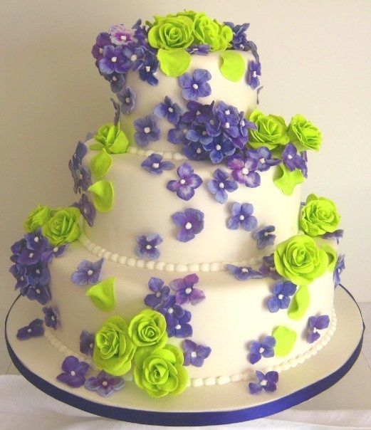 Torta nuziale bianca verde viola
