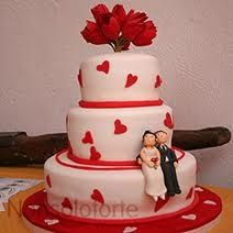 Torta nuziale a tre piani decorata da cuori