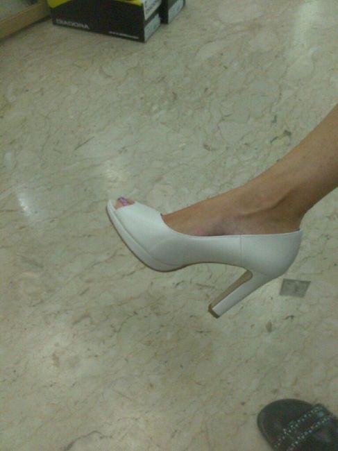 Trovate le scarpe...con queste calze o senza? - 1