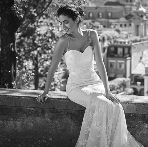 La gonna sarà senza spacco come in foto e l'abito avrà un pizzo più elegante