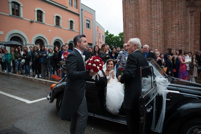 fm che apre la portiera alla sposa