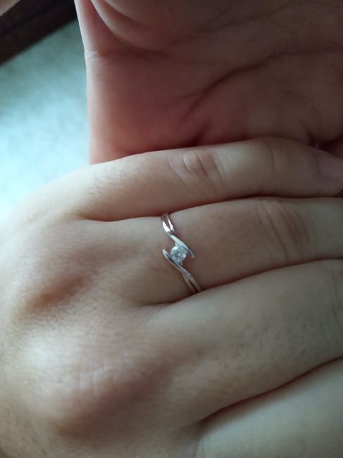 E ora mostraci una foto del tuo anello di fidanzamento! - 1