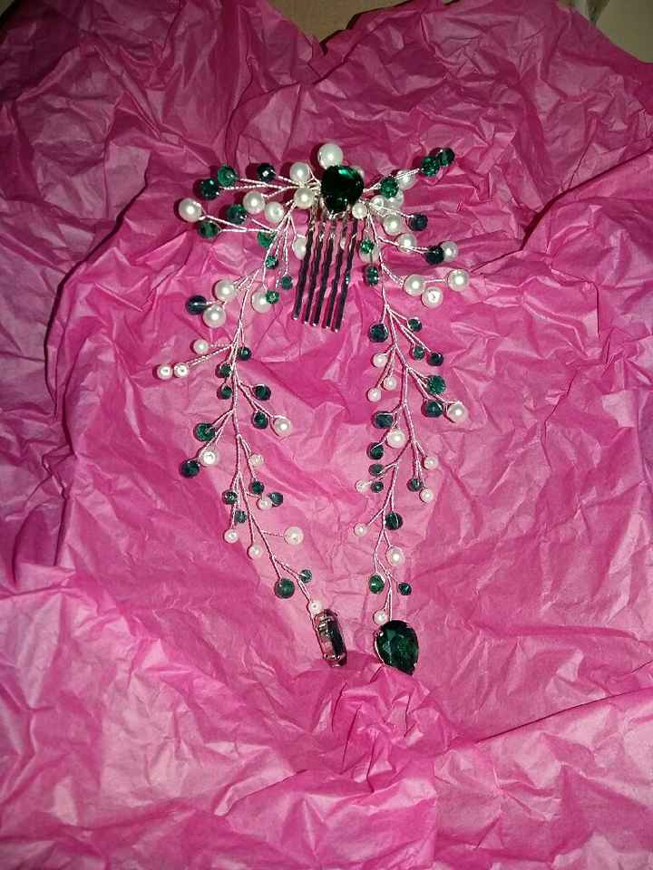 Accessorio per i capelli trovato - 1